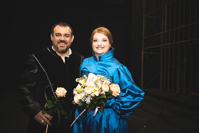 Glavna protagonista – Don Carlo in Elisabeta oziroma Dimitris Paksoglou in Rebeka Lokar.

