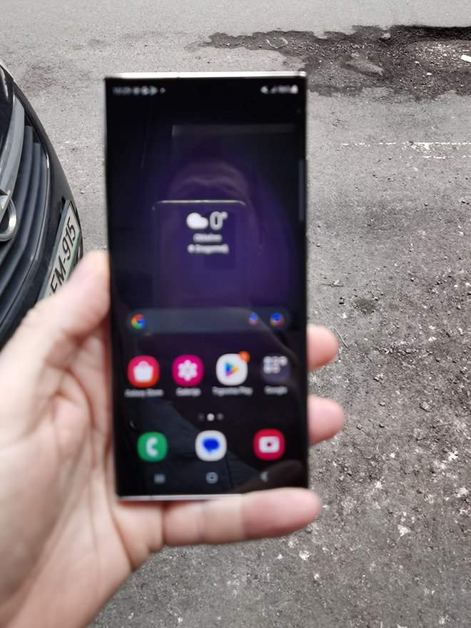 Samsung galaxy S23 ultra ima razkošen 6,8-palčni zaslon.
