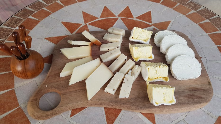 Fotografija: Izbira slovenskih sirov je bogata. FOTO: arhiv prodajalne

