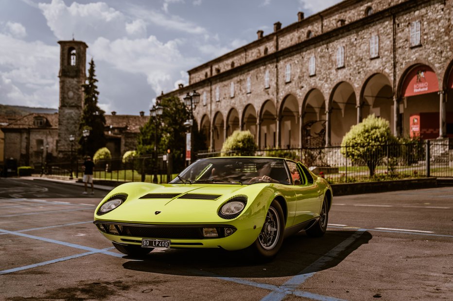 Fotografija: Legendarnih avtomobilov z značko bika je več, najvišje pa mnogi postavljajo lamborghinija miuro, ki so ga predstavili leta 1966. FOTO: Lamborghini
