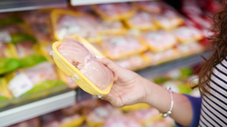 Fotografija: Preden kupite pakirano piščančje meso, preverite, da je sveže. FOTO: nastya_ph, Getty Images
