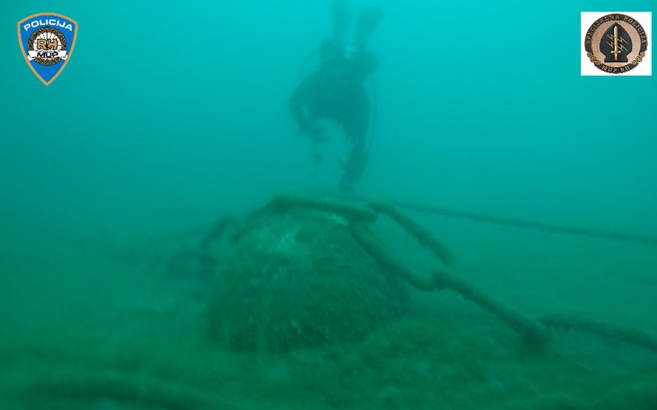 Fotografija: Odstranjevanje podvodne mine iz druge svetovne vojne v reškem pristanišču.