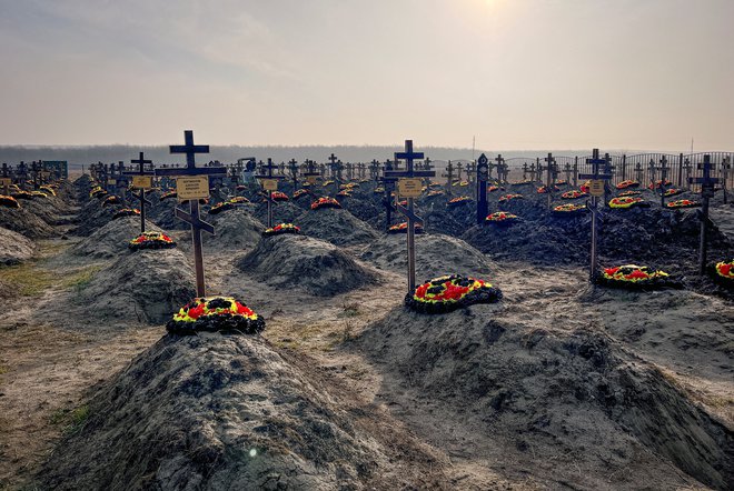 Grobovi Wagnerjevih najemnikov v ruski Baninskaji FOTO: Stringer/Reuters
