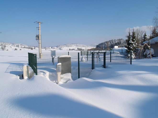 Samodejne postaje imajo prednosti, a tudi pomanjkljivosti, zlasti pri meritvah snega ob zametih. Na sliki samodejna meteorološka postaja Nova vas na Blokah februarja 2018. FOTO: Gregor Vertačnik
