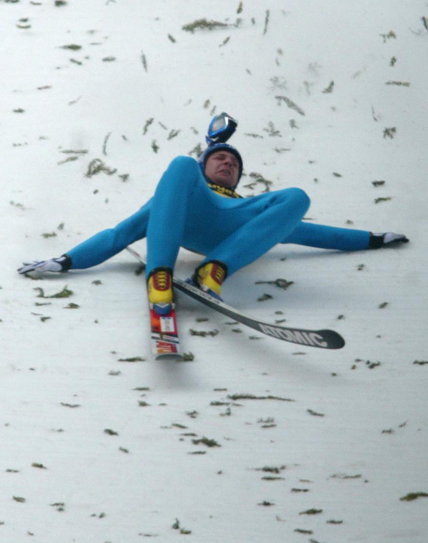 Fotografija: Grd padec Janneja Ahonena pri daljavi nesojenega svetovnega rekorda (240 m) 20. marca 2005 v Planici FOTO: Matej Družnik
