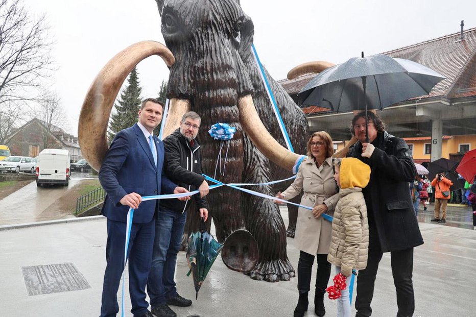 Fotografija: Skulpturo na kamniški avtobusni postaji so odkrili (z leve): župan Matej Slapar ter Primož Kač in Karla Kač Kališnik z družino. FOTOGRAFIJE: Primož Hieng