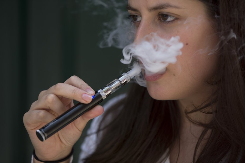 Fotografija: E-cigarete še zdaleč niso manj škodljive. FOTO: Reuters