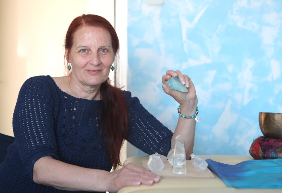 Fotografija: Barbara Novak s pomočjo kristalov ustvari polje, v karterem se vzpostavi samozdravilni potencial telesa.