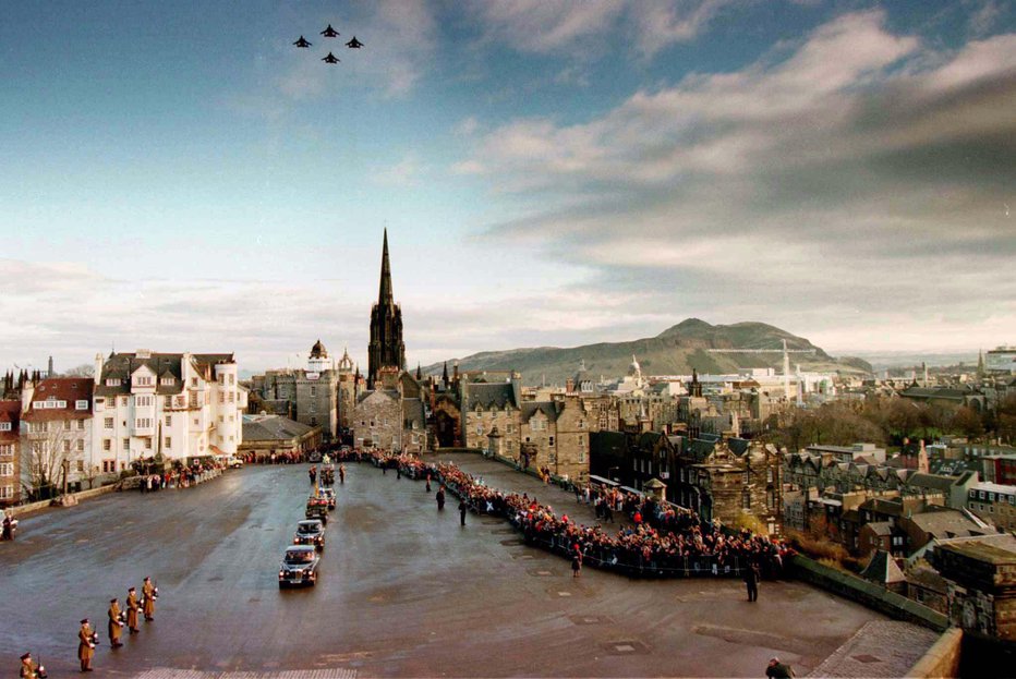 Fotografija: Leta 1996 so kamen slovesno prepeljali nazaj na Škotsko. FOTO: Jeff J Mitchell, Reuters