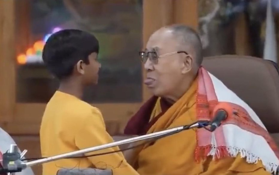 Fotografija: Dalajlama je dečku naročil, naj mu »sesa jezik«. FOTO: twitter, zaslonski posnetek