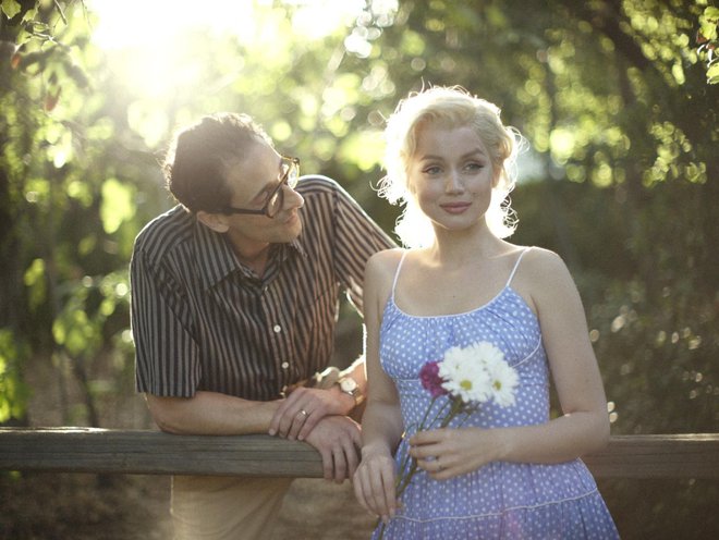 Adrien je v filmu Blonde na netflixu igral Arthurja Millerja ob Ani de Armas, ki je igrala Marilyn.
