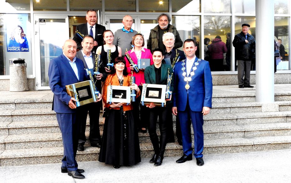 Fotografija: Nagrajenci in župan pred Festivalno dvorano Bled. FOTOGRAFIJE: K. J.