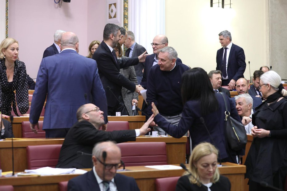 Fotografija: Razprava v hrvaškem parlamentu se je razvnela. FOTO: Patrik Macek/pixsell Pixsell