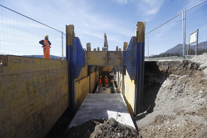 Zoran Janković na gradbišču izgradnji kanalizacijskega kanala C0 FOTO: Leon Vidic/delo