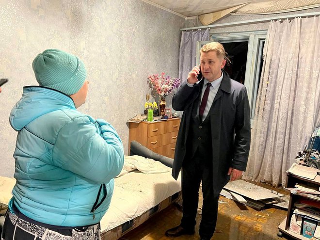 Župan mesta Belgorod med pogovorom z lokalno prebivalko v poškodovanem stanovanju. FOTO: Mayor Of Belgorod Via Reuters