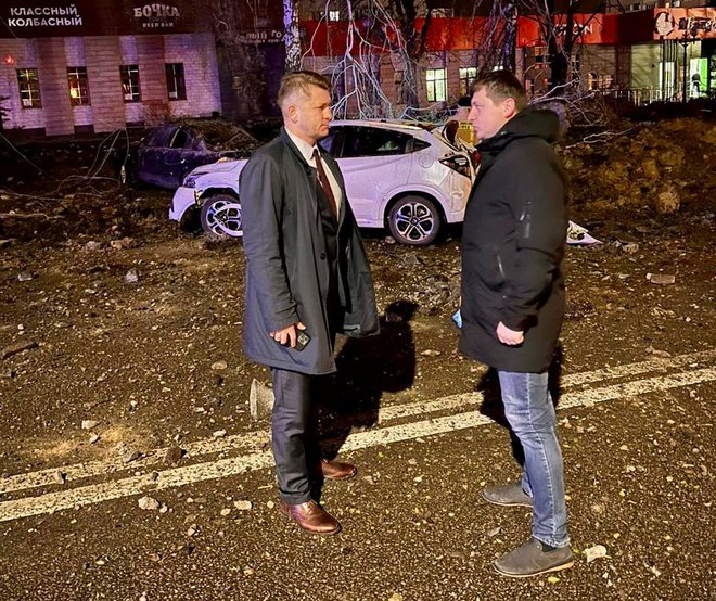 Župan mesta Belgorod Valentin Demidov na kraju nesreče po veliki eksploziji na ulici v Belgorodu. FOTO: Mayor Of Belgorod Via Reuters