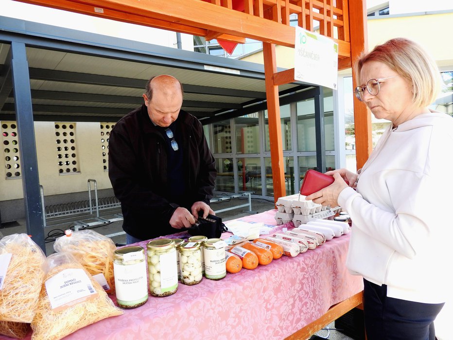 Fotografija: Kmetija Galjot iz Lahovč je predstavila piščančje izdelke, paštete, vložena in sveža kokošja ter prepeličja jajca in domače rezance. FOTOGRAFIJE: Janez Kuhar