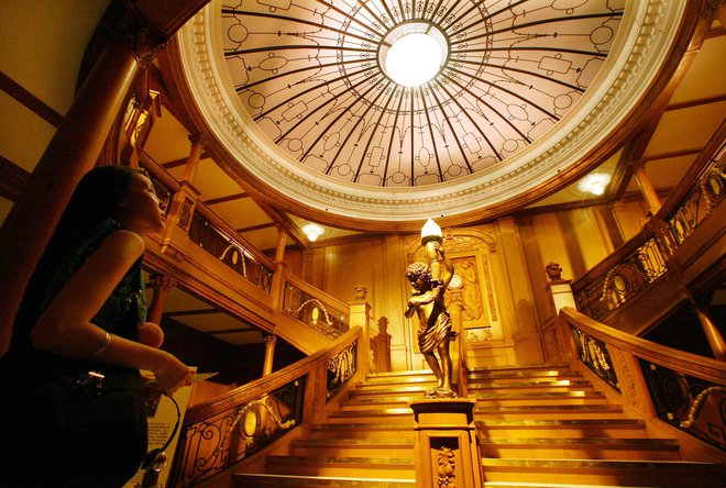 V notranjosti načrtuje veličastno stopnišče, kakršno je krasilo legendarno ladjo. FOTO: Claro Cortes/Reuters