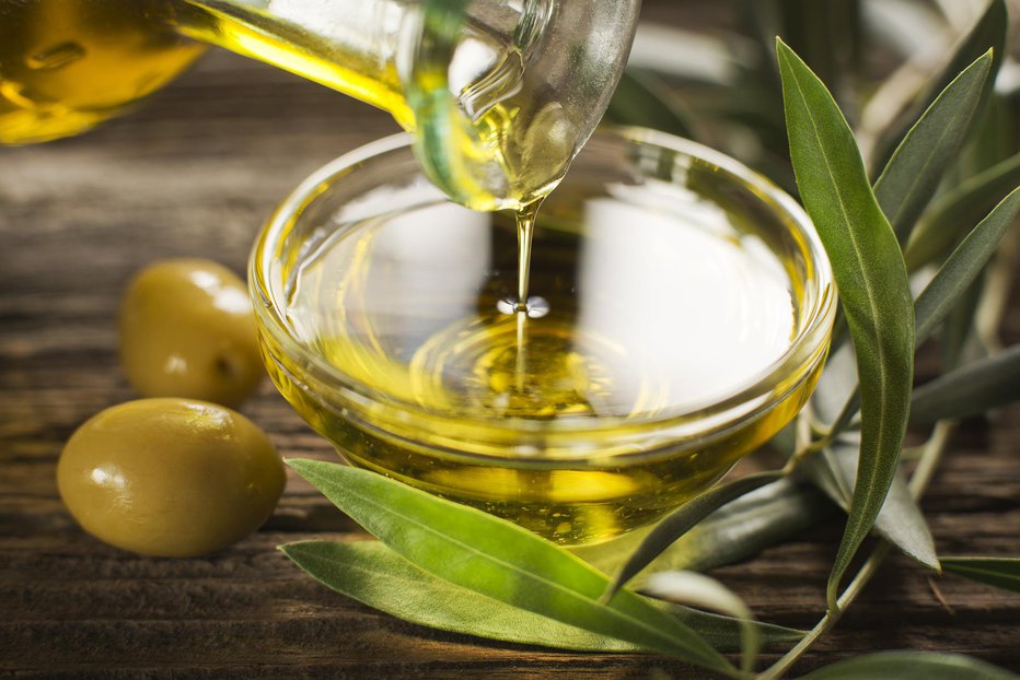 Fotografija: Oljčno olje lahko uporabite v vseh vrstah jedi. FOTO: Thinkstock