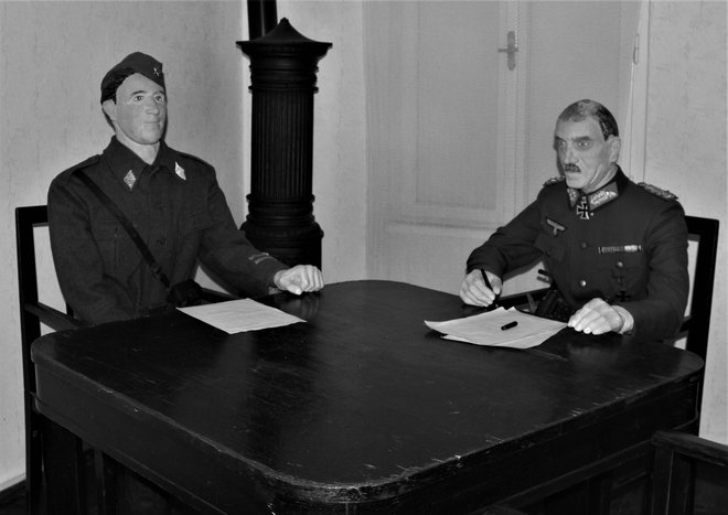 Prikaz podpisa kapitulacije Nemčije 9. maja 1945 v spominski sobi v Topolšici FOTOGRAFIJE: Jože Miklavc
