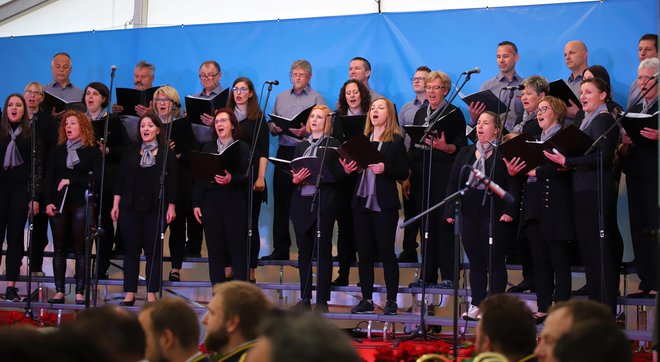 Mešani pevski zbor Svoboda Šoštanj je izvedel osrednji del kulturnega programa.