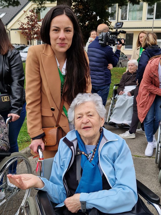 95-letna Majda Henigman s krkašico Maruško Kovačič FOTO: Tanja Jakše Gazvoda