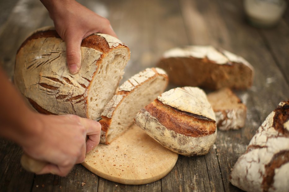 Fotografija: Strokovnjaki pravijo, da odrasel človek potrebuje od dve do štiri rezine kruha na dan. FOTO: Jure Eržen