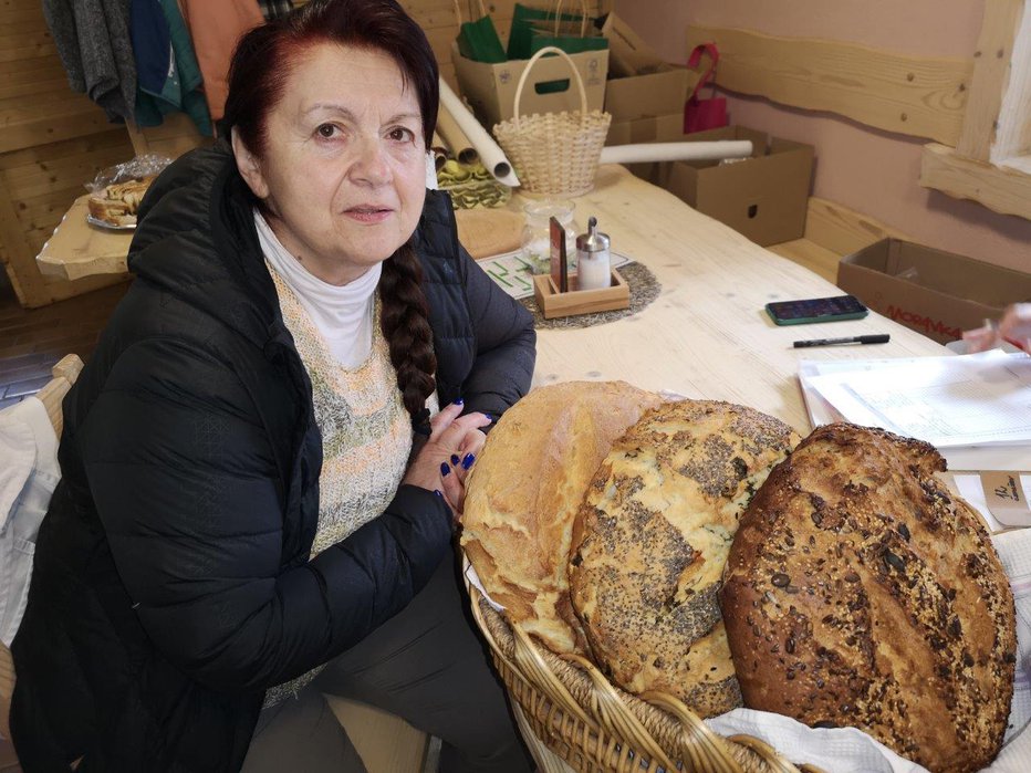 Fotografija: Darinka Češarek je spekla tri različne vrste kruha. FOTO: Milan Glavonjić