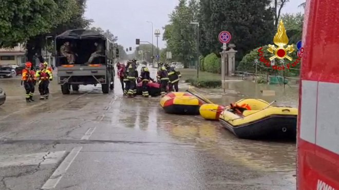 Oblasti v Bologni so izdale opozorilo. Evakuirali so več kot 5000 ljudi. FOTO: Vigili Del Fuoco Via Reuters