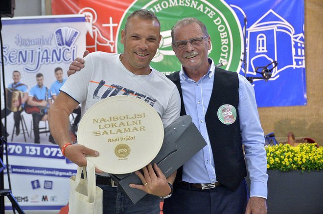 Rudi Vrščaj je dobil nagrado za najboljšega lokalnega salamarja.