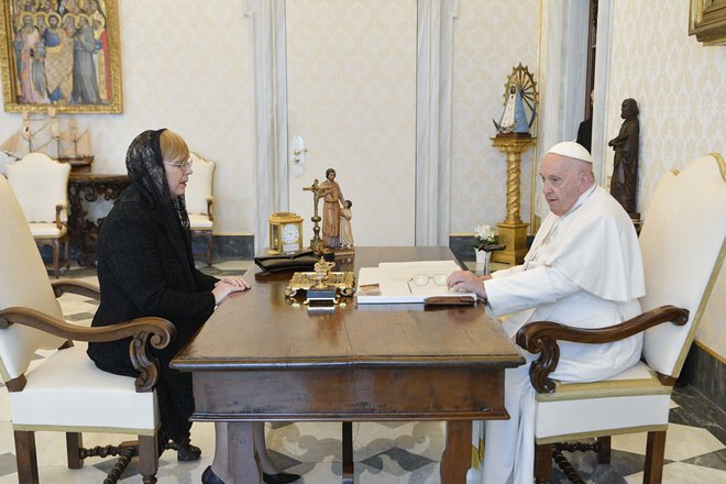Predsednica republike Nataša Pirc Musar na zasebni avdienci pri papežu Frančišku. FOTO: Vatican Media