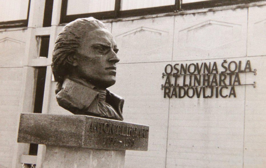Fotografija: Kip Antona Tomaža Linharta je izginil med božičem in novim letom. FOTO: arhiv šole