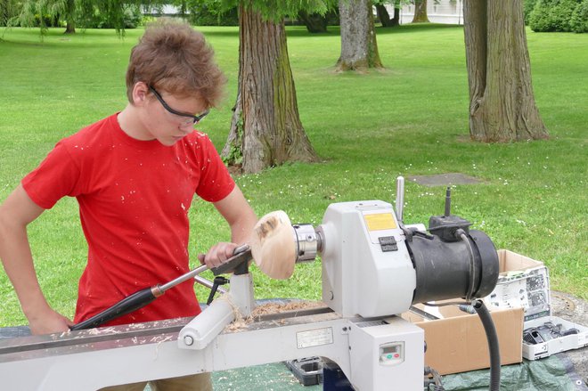 Mladi iz škofjeloške srednje lesarske šole uporabljajo moderne stroje.