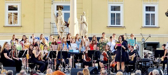 Letošnje Poletje v Celju se je začelo z nastopom glasbenikov Mešanega mladinskega pevskega zbora in orkestra I. gimnazije v Celju. FOTO: Gregor Katič