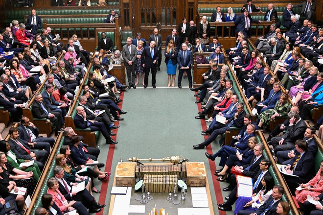 Britanski parlament je sprejel poročilo odbora za privilegije o Johnsonovem laganju v parlamentu. FOTO: Reuters