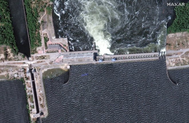 Jez hidroelektrarne v Novi Kahovki v regiji Herson. FOTO: Maxar Technologies Via Reuters