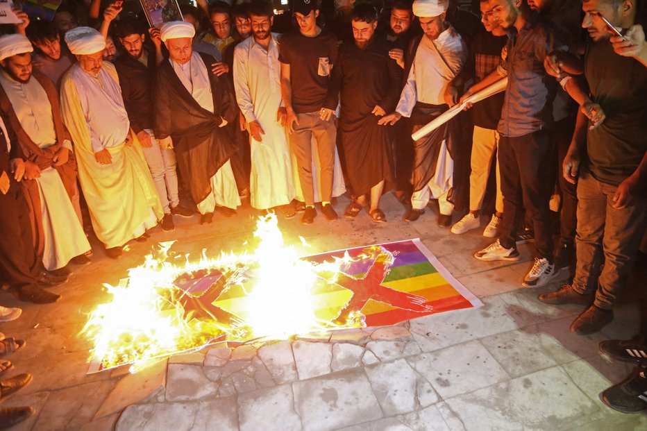 Fotografija: Kot protiukrep so v Iraku sežigali mavrične zastave.