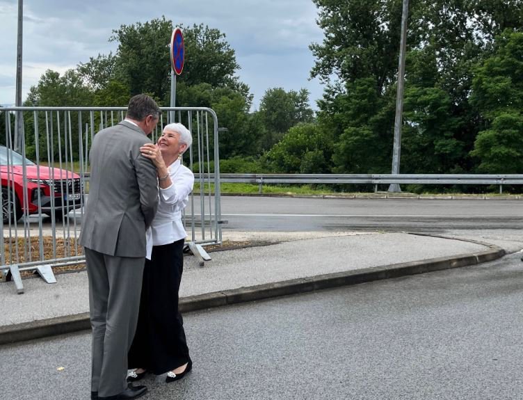 Fotografija: Pahor in Kosorjeva na mostu. FOTO: Tviter Boruta Pahorja