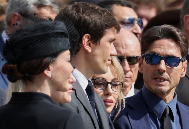 Eleonora, Barbara, Marina, Pier Silvio in Luigi Berlusconi si bodo porazdelili glavnino očetovega premoženja. FOTO: Reuters