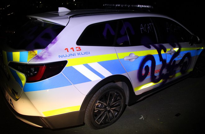 Na sobotnem shodu v Ljubljani so pretepli policista in poškodovali policijski vozili. FOTO: Pu Ljubljana