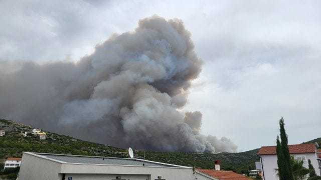 Fotografija: Gasilci so se podali v boj z ognjem. Pomoč imajo tudi iz zraka. FOTO: Bralka