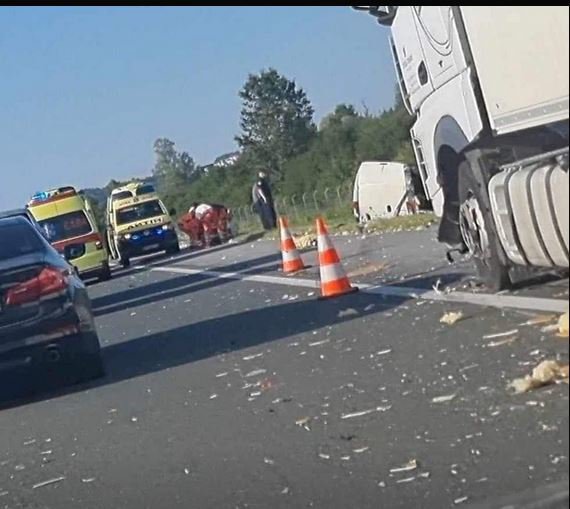 Fotografija: Nesreča se je zgodila okoli 17.50 na hrvaški avtocesti A2 Zagreb–Krapina pri izvozu Mokrice. FOTO: Policija zaustavlja - Krapinsko zagorska županija