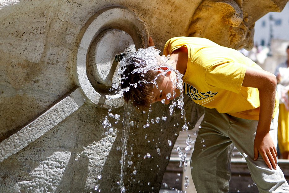 Fotografija: Zaradi kemikalij je voda v vodnjakih in fontanah nevarna za zdravje. FOTO: Guglielmo Mangiapane/Reuters