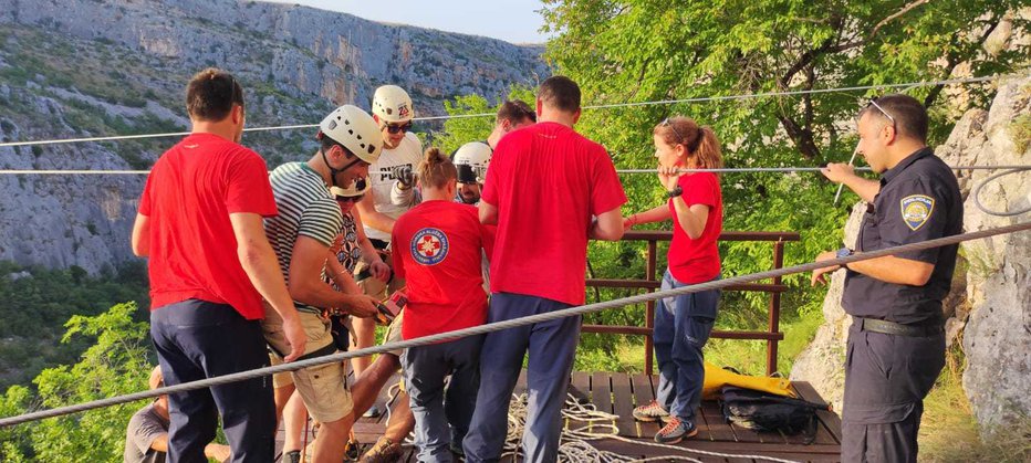 Fotografija: Upravitelji ziplina in gorski reševalci so uspešno rešili turistko z jeklenice. FOTO: HGSS