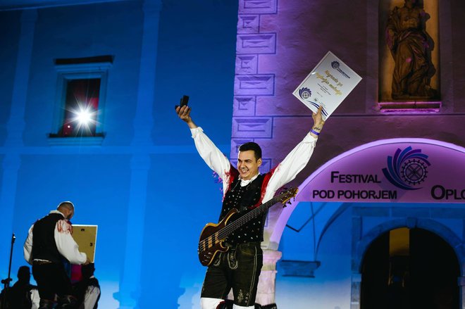 Nagrado za najboljšo melodijo skladbe Ljubim slovensko zemljo je prejel Rok Najvirt, član ansambla Brloga. FOTO: osebni arhiv