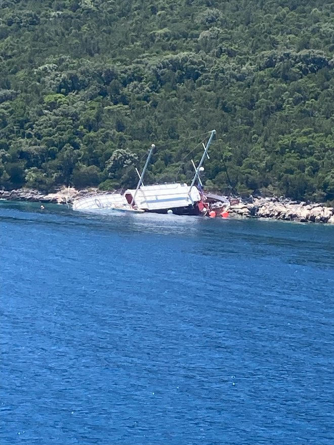 Potnike so rešili, ladje še ne. FOTO: Bralka Monika M.
