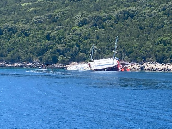 Potnike so rešili, ladje še ne. FOTO: Bralka Monika M.