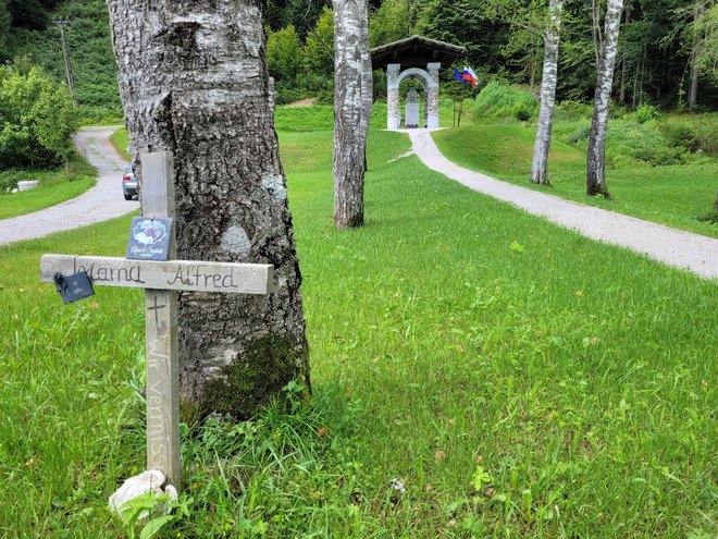 Dva pomnika tragedij: spredaj križ za smrtni žrtvi prometa, zadaj spomenik žrtvam Selške doline med drugo svetovno vojno FOTO: Tina Horvat