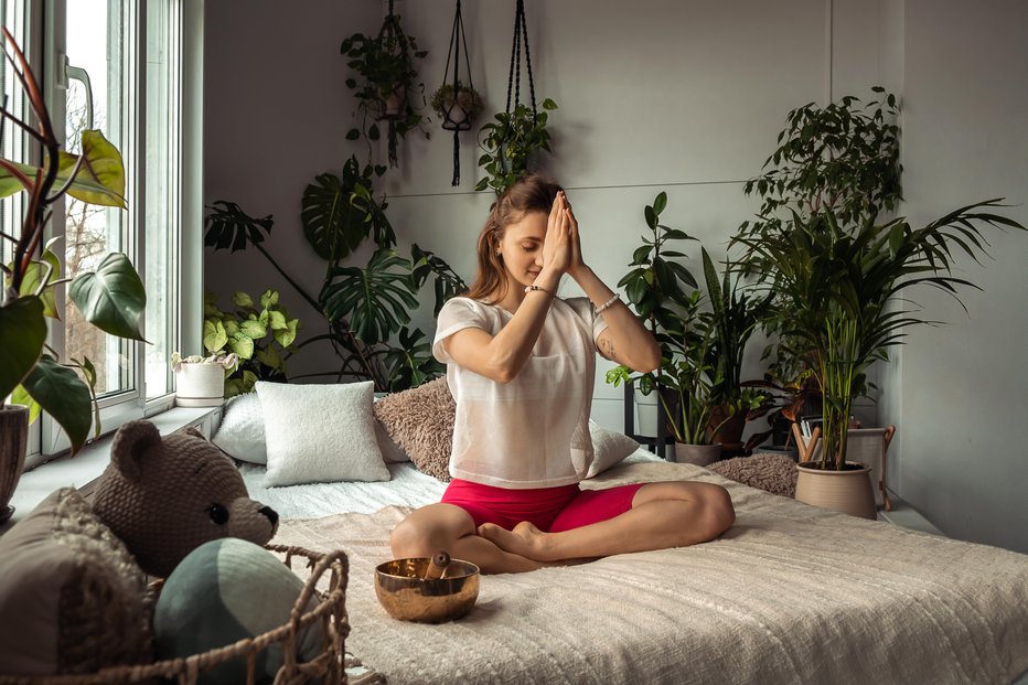 Fotografija: Če vsak dan meditiramo, bomo deležni takojšnjih, dolgotrajnih koristi za zdravje in dobro počutje. FOTO: Tatiana Buzmakova/Getty Images