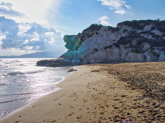 Grška plaža Kalamaki, kjer se je devetletnik hudo opekel. FOTO: Feelmytravel/Getty Images